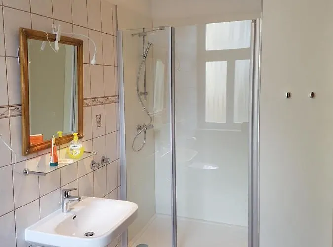 Schillers & Cafe - Garni - 호텔 3*